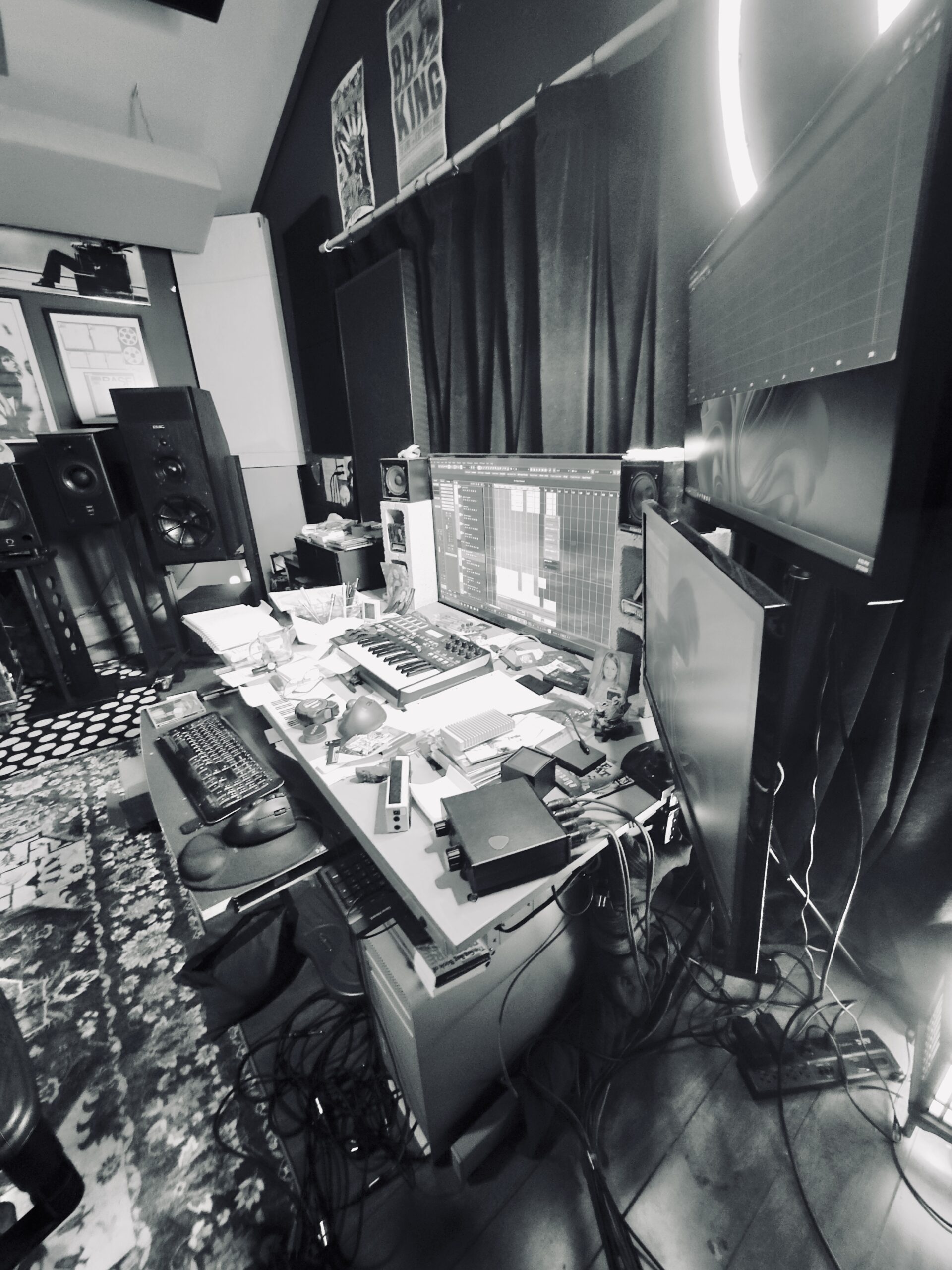 {"identifier":"leica.lux.filters.processed","data":"eyJpc0ZyYW1lZCI6ZmFsc2UsImNvbmZpZ3VyYXRpb24iOnsibG9va3MiOnsiZm9jdXNQb2ludCI6eyJkZWZhdWx0Ijp7fX0sImx1dEJsZW5kRmFjdG9yIjoxLCJhc3BlY3RSYXRpbyI6eyJyYXRpbyI6eyJfNF8zIjp7fX0sIm9yaWVudGF0aW9uIjp7InJlZ3VsYXIiOnt9fX0sInVzZXNOYXRpdmVEaWdpdGFsWm9vbSI6ZmFsc2UsImNyb3BDZW50ZXIiOlswLjUsMC41XSwic2ltdWxhdGVkQXBlcnR1cmUiOjE2LCJvcGFjaXR5VG9uZSI6MSwiZ3JhaW4iOnsic2VlZCI6MjgsInVzZXJCbGVuZEZhY3RvciI6MH0sInRyYWNrZWRMYW5kbWFya3MiOltdLCJsdXQiOnsibW9ub2Nocm9tZUhpZ2hDb250cmFzdCI6e319fSwiYXBwbHlMUENXYXJwaW5nIjpmYWxzZSwibHBjIjp7ImdyYXZpdHlWZWN0b3IiOlswLjAzODE5ODAxNjU4MzkxOTUyNSwtMC45MzcwNTIxOTAzMDM4MDI1LC0wLjM0NzA5MzY3MTU2MDI4NzVdLCJub3JtYWxpemVkQ3JvcENvcm5lcnMiOlswLDAsMSwwLDEsMSwwLDFdfX0sImNhcHR1cmVDb25maWd1cmF0aW9uIjp7ImxlbnNQb3NpdGlvbiI6eyJiYWNrIjp7fX0sImZyb250Q2FtZXJhTWlycm9yaW5nRW5hYmxlZCI6ZmFsc2V9fQ==","version":"1.3"}